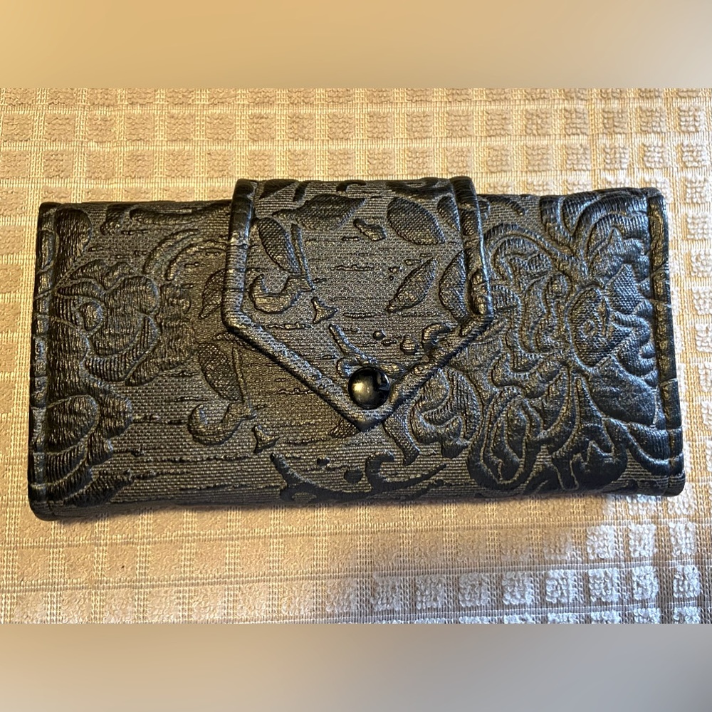 Vintage tri-fold wallet in immaculate condition.Blk faux floral tapestry texture